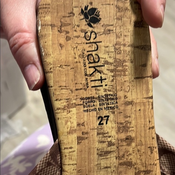 Brown Sandals with Cork-Like Texture and Y-Shape Straps - Picture 4 of 4